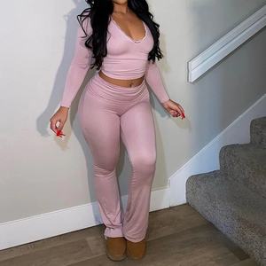 طقم نسائي فاخر مكون من قطعتين: بلوزة بأكمام طويلة وياقة على شكل V مع دانتيل وبنطلون طويل ضيق مثير بنمط سادة - Product Image 1