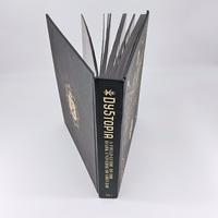 Livres reliés en édition spéciale personnalisée avec tranche pulvérisée, impression offset sur papier kraft, gaufrage et vernis sélectif UV