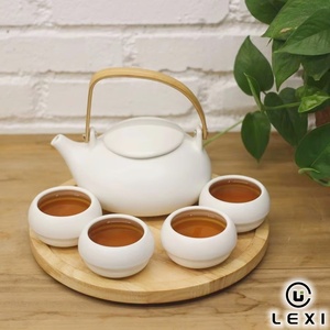 Service à thé en céramique durable de style japonais blanc moderne, théière à poignée en bois, 4 tasses, plateau en bambou, tasses à café en porcelaine pour la maison et l'hôtel - Product Image 1