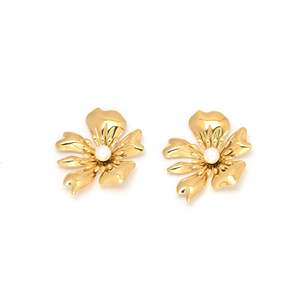 Pendientes de Moda con Diseño de Flor en Acero Inoxidable 316L Chapado en Oro con Centro de Perla para Mujer - Product Image 1