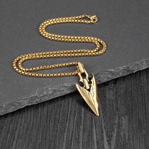Collier Pendentif Pointe de Flèche Personnalisable Symbole Tribal Chasseur Âge de Pierre Breloque Triangle Gothique Audacieuse pour Hommes Chaîne en Acier Inoxydable - Product Image 3