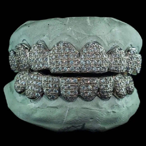 ชุดกริลล์ซ์ฟันแบบกำหนดเอง ประดับเพชรทั้งบนและล่าง |   เงินแท้ 925 ประดับทองและเพชร |   เครื่องประดับฮิปฮอปสำหรับผู้ชายและผู้หญิงที่ได้รับการรับรองจาก IGI - Product Image 2