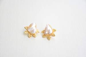 Boucles d'oreilles clous Laxmi Jewellers en laiton plaqué or, imitation perle, motif fleur classique, bijoux d'anniversaire - Product Image 2