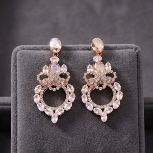 Boucles d'oreilles pendantes de créateur glamour en or rose avec pierres colorées, cadeau tendance pour femmes et jeunes filles - Product Image 3