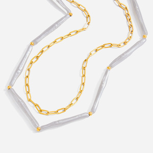Collier en perles acryliques géométriques avec chaîne dorée, design superposé pour femmes - Product Image 1