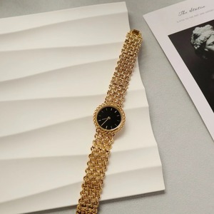 Montre élégante rétro à quartz avec cadran à aiguilles, bracelet en acrylique et boîtier en laiton, style noble vintage avec garniture en dentelle de style antique - Product Image 1