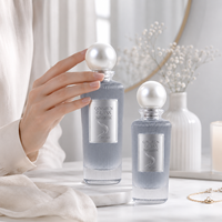 Flacons de parfum en verre cannelé à rayures verticales grande capacité 100 ml 200 ml avec bouchons sphériques en perles blanches et étiquettes argentées