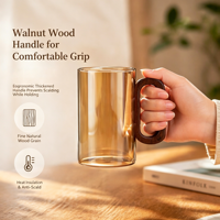 Amber glazen mok van hoog borosilicaatglas met walnoot houten handvat, hittebestendig & geschikt voor open vuur, herbruikbaar, 350ml