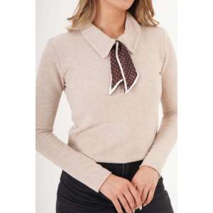 Blouse en lin chic brodée avec ornements en pierre, col écharpe, décoration boutonnée, tailles XS-XL, vêtement d'extérieur tendance, vente en gros - Product Image 2