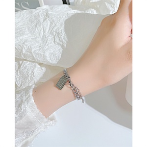 Bracelet de couple en acier inoxydable avec pendentif lettre et breloque carrée, vente en gros - Product Image 4