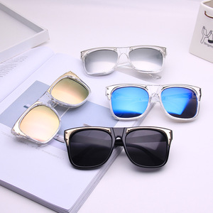 Gafas de Sol Unisex Qianai, Montura Negra, Lentes con Protección UV400, Estilo con Remaches, I2-677 - Product Image 5