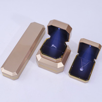 Vente en gros de cadeaux de luxe en PU, boîtes à bijoux personnalisées avec lumière LED, emballage, boîte octogonale pour bracelet, collier, boucle d'oreille, anneau