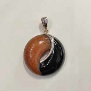 Pendentif rond en argent 925 avec Aventurine rouge et Agate noire - Product Image 1
