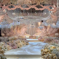 Décoration de plafond de mariage romantique sur mesure avec un design complet pour une décoration de mariage de rêve.