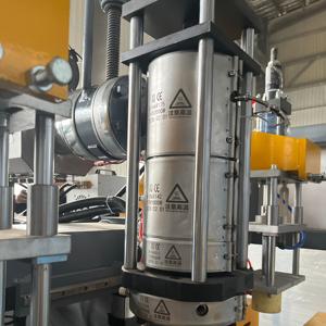Machine de moulage par soufflage pour la production de bidons en plastique HDPE de 5L, <span class=keywords><strong>10L</strong></span>, 20L, avec une utilisation facile et une production flexible - Product Image 3