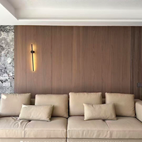 Panneau mural d'étanchéité intérieure en PVC au charbon de bambou, à connexion sans joint, design incurvé, grain de bois