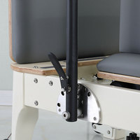 Ticari Meşe Ahşap Yarı Yükseltilmiş Yarım Trapez Pilates Kulesi, Beyaz Kaplamalı Kayar Yataklı, Pilates Stüdyosu Antrenmanı İçin
