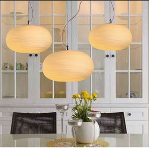 โคมไฟแก้วทรงเกลียวสไตล์สแกนดิเนเวียนหลังสมัยใหม่ โคมไฟระย้าดีไซน์เรียบง่ายทันสมัยสำหรับร้านอาหาร บาร์ และร้านขายเสื้อผ้า 220V สีขาว - Product Image 4