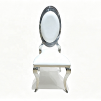 Chaise de mariage en acier inoxydable argenté avec découpe baroque en forme de médaillon ovale, dossier découpé au laser et assise en cuir blanc