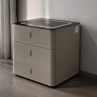 Mesita de Noche Inteligente Moderna con 3 Cajones, Carga Inalámbrica, Luz LED, USB Tipo-C, Cubierta de Vidrio Negro y Cuero Sintético para Dormitorio