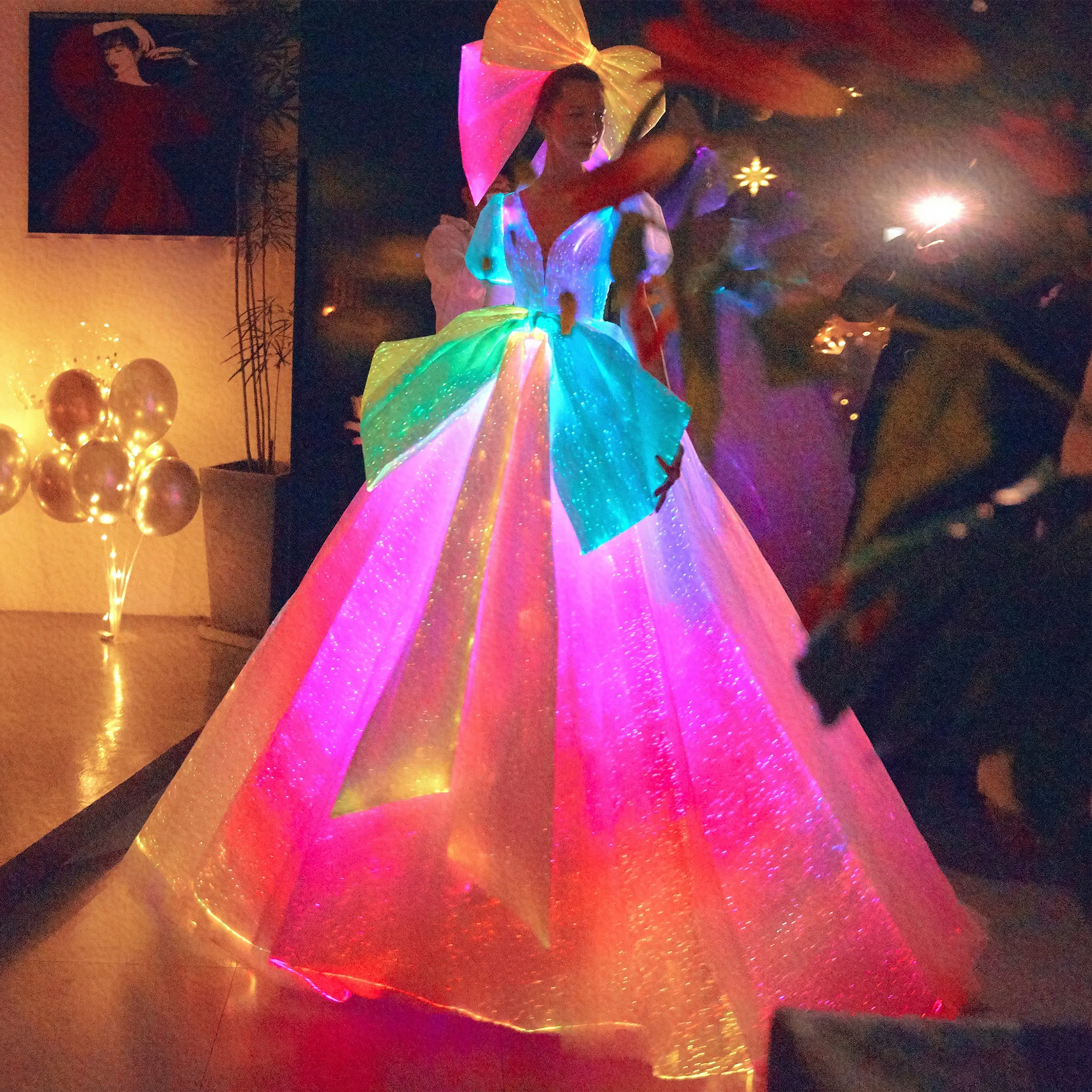 New Technology Creativity Gorgeous Wedding Gown Bridal Dresses Sexy V-neck Backless Glow Wedding Dress Robe De Mariage
