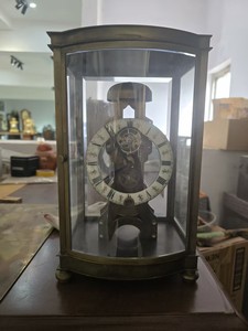 Horloge de cheminée antique en laiton à affichage frontal, avec mécanisme tourbillon à pendule à <span class=keywords><strong>mercure</strong></span> et répétition des heures sur 7 jours - Product Image 1