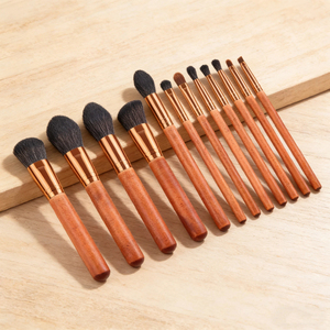 Ensemble de 12 pinceaux de maquillage en poils synthétiques faits à la main, manche en bois, logo personnalisé, sans cruauté, kit de pinceaux professionnels pour le visage - Product Image 3