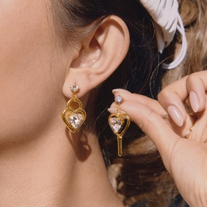 Pendientes Colgantes de Zirconia en Forma de Corazón, Chapados en Oro, Acero Inoxidable, Engaste de Garra, Joyería para Uso Diario - Product Image 2