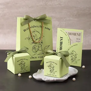 Favores de la boda Caja de regalo Souvenirs Bolsa de regalo Tarjeta de invitación simple verde con cajas de dulces de cinta