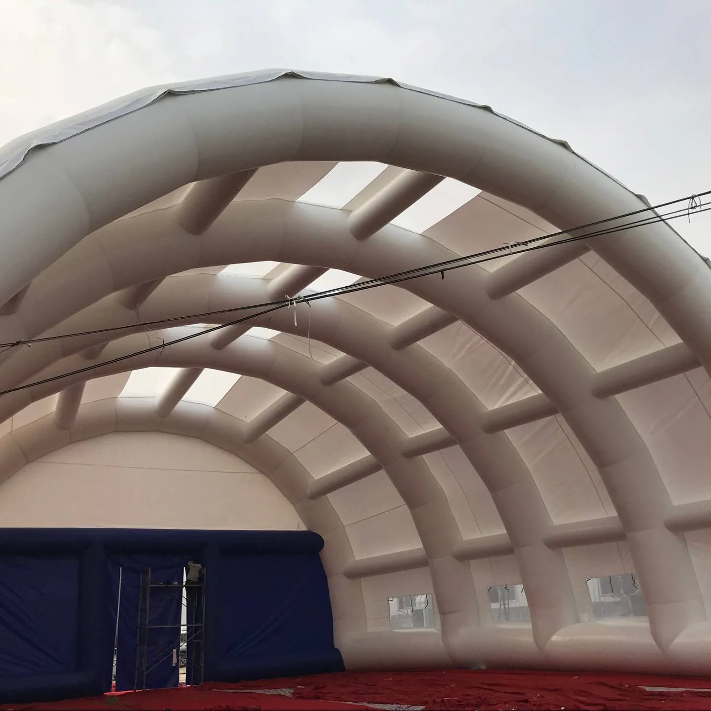 屋外の巨大なインフレータブルイベントテントインフレータブルスペーススポーツテントインフレータブルテニスコートテント