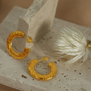 Pendientes de aro de moda con textura geométrica dorada en forma de C para mujer - Product Image 2