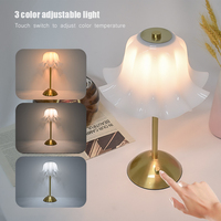 Lampe de table vintage à base ronde en métal doré avec abat-jour en forme de fleur cannelée, alimentée par batterie USB sans fil, pour restaurant