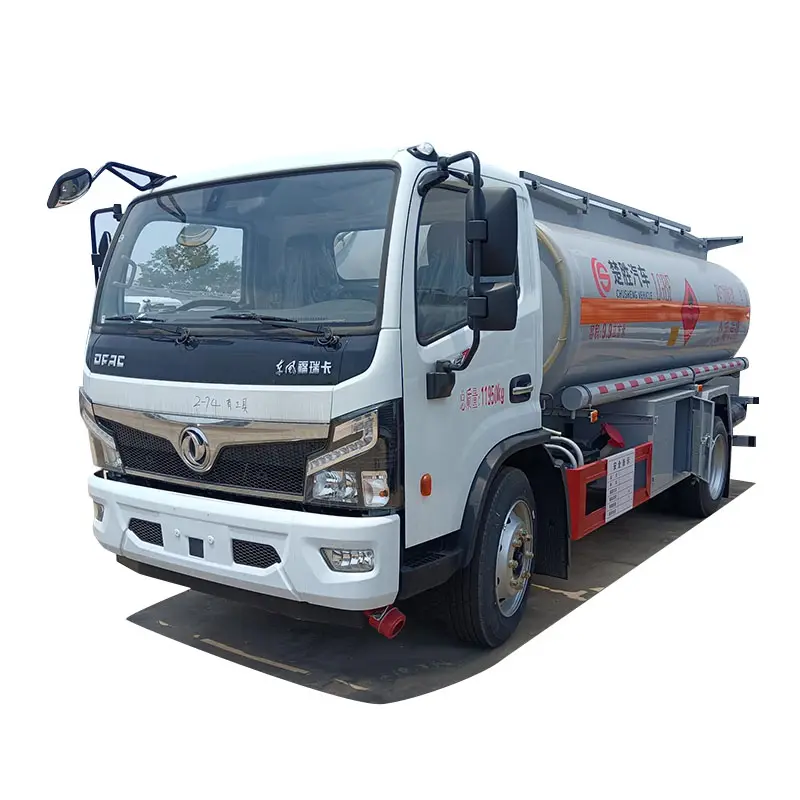Yeni Dongfeng 8T yuchai motor 4x2 mini ışık 10000 galon yağ tankeri kamyon