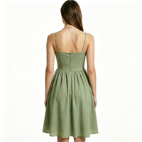 Robe midi élégante vert sauge respirante en tissu tissé avec corsage froncé et bretelles spaghetti, jupe évasée pour l'été et le quotidien décontracté