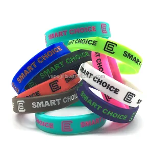 Großhandel personalisierte individuelle Silikon-Armbänder trendige Werbeaktion Gummi-Silikon-Armband