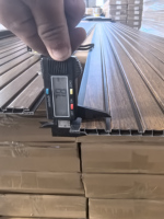 Panneau de plafond en PVC haute densité, fourni directement par l'usine, grille de plafond moderne ignifuge et étanche pour hôtels, magasins et sous-sols.