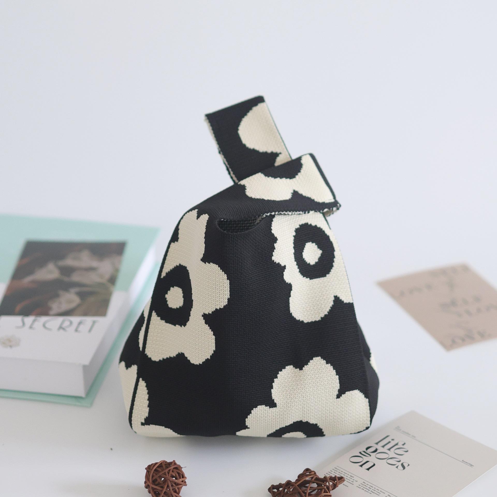 ลายดอกไม้สีดำ (90กรัม),20*35