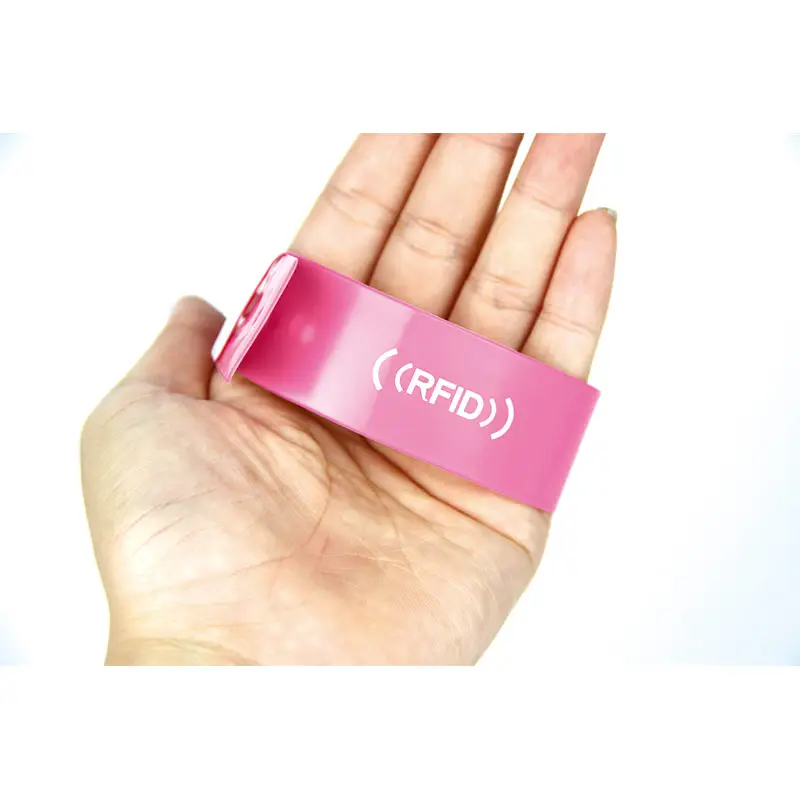 100% étanche passif ISO14443A RFID PVC bracelet jetable vinyle RFID bracelets pour la gestion de parc à thème