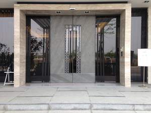 Revêtements muraux en pierre d'ardoise noire Deoli Line, finition à texture linéaire, design traditionnel, maisons intérieures du Rajasthan - Product Image 4