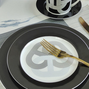 Offre Spéciale 2pcs Nordic Luxury Black Runway Restaurant Set Assiette en porcelaine avec boîte-cadeau - Product Image 3