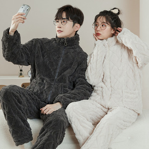 Pijamas portátiles para mujeres y hombres en otoño e invierno. Cremallera <span class=keywords><strong>de</strong></span> cuello alto <span class=keywords><strong>de</strong></span> franela gruesa con <span class=keywords><strong>terciopelo</strong></span> coral para parejas - Product Image 1
