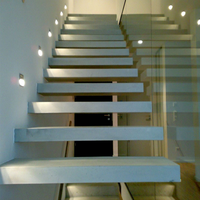 Escalier flottant modulaire sur mesure : Assemblage facile pour projets de villas écologiques isolées