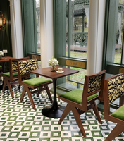 Ensemble de mobilier de restaurant moderne avec dossiers en cuir, banquettes et tables à motif marbré, adapté aux restaurants