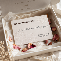 Cartes de vœux personnalisées en ivoire avec motif rose en relief et texte de citation pour mariages et coffrets cadeaux