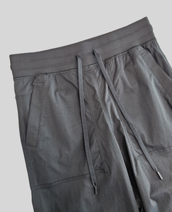 Pantalon de jogging léger pour studio de danse avec cordon de serrage à la taille, poches cargo latérales froncées et poches pour le fitness - Product Image 4