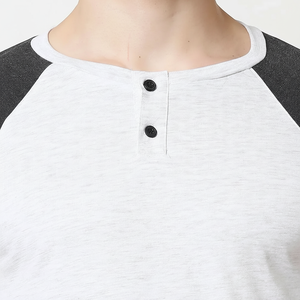 เสื้อยืดของผู้ชายแบบแห้งเร็ว100% ผ้าฝ้ายและโพลีเอสเตอร์ถักสีขาวพิมพ์ลายโลโก้ - Product Image 1