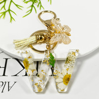 Porte-clés photo numérique blanc simple et durable, prix d'usine, avec initiale, fleur, lettre, alphabet en résine cristalline, pompon et papillon en soie