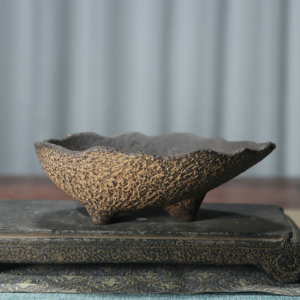 Pot de fleurs en céramique artisanale, forme irrégulière, style zen, pour bonsaï de bureau, design croissant Nanban - Product Image 1
