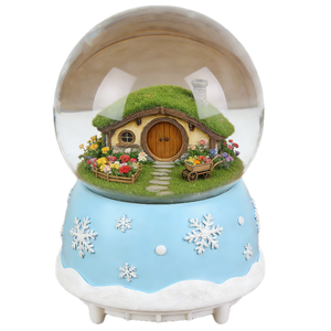 Globo de Nieve Personalizable con Diseño de Cabaña Estilo Shire, Jardín y Carretilla - Product Image 2