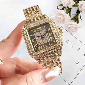 Montre pour femme avec boîtier carré en or serti de diamants, cadran avec chiffres romains entièrement sertis de strass, bracelet en métal brillant, montre-bracelet de luxe pour femmes, style hip-hop - Product Image 1